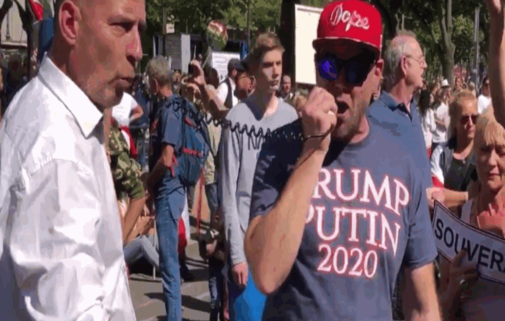 ZABRANILI IM DA PEVAJU HIMNU: Anti<span style='color:red;'><b>kovid mere</b></span> izazvale haos u Berlinu, policija hapsi, demonstranti nose majice 'Tramp Putin 2020'